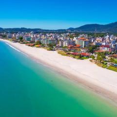 Casa com 2 quartos, cozinha compacta e 1 banheiro