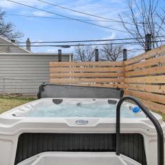 Adorable 2BR Hot Tub Close to Attractions