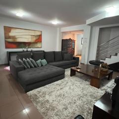 Sobrado luxuoso próximo ao vaca brava