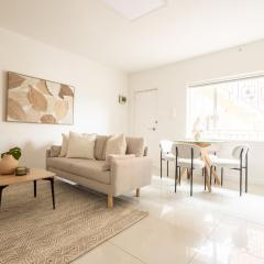 Charming St Kilda Apartment by Beach & Gardens