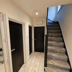 The Rocky Luxe - 4 Bedrooms - Parking - Sleeps 8