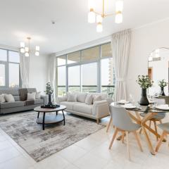 Stylish 1BR Retreat with Pool and Stunning City View