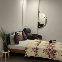 Qutub Cinema Loft with Bathtub