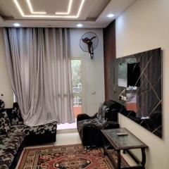 شقة غرفتين وصالة دور أرضى بحديقة خاصة بها غرفة مكيفة وأخرى تكييف صحراوى والصالة مزودة بمروحة بأميز موقع بكومباوند دجلة بالمز أكتوبر الجديدة الجيزة مصر