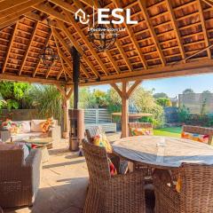 Charming Cottage 3-Bedrooms Sleeps 8 & Hot Tub