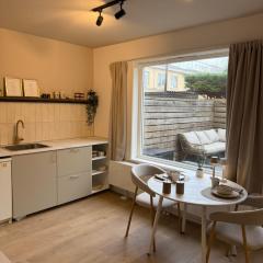 Maison Côte - Moderne Studio met Privé Tuin, Nabij Strand & Circuit