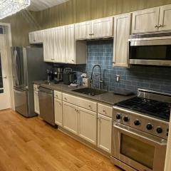 2 floor townhouse w patio & yard, luxury amenities