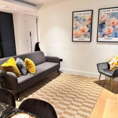 Luxury 2BR- Sleeps 5- Westfield Apartment- 3 min to station- Perfect for Families Shopping