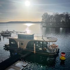 Winterauszeit - Hausboot mit Kamin