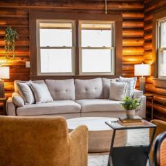 Riverwood - James River Cabin, Riverfront with Hot Tub and Mountain Views!