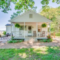Redwing Farm Cottage - Mountain Views and Firepit!