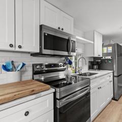 Under The Oak - Steps to Beach and Patio with Grill!