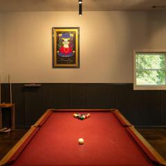 Majestic - Modern Cabin, Hot Tub, & Game Room!