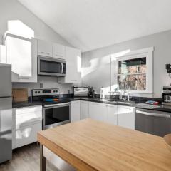 Happiness - Mountain Chalet, Hot Tub, Grill, and Trails!