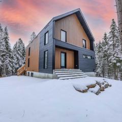 Ivoire - Modern Getaway in Shannon - Spa & Pool Table