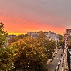 Hyde Park,3 min walk,Family home! 2 Bedrooms & 2 Bathrooms Apartment! Fantastic Location