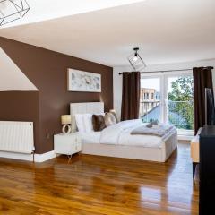 Luxury 5BD, Gym, Parking, Bus to Airport, Sleeps10