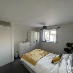 Comfortable room 2 mins walk to hotspur stadium and other amenities close by