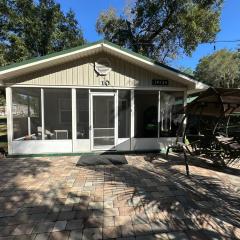 Larkin's Corner Salt Springs Resort Cottage 10