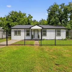 Stylish and Cozy 4BR Home in Houston, Sleeps 9