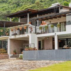 Stunning home in Valle De Bravo with lake view