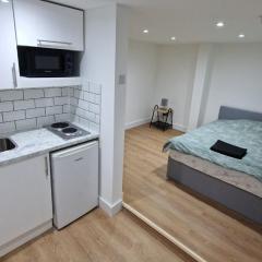 Studio Flat near Arsenal, One Stop from Eurostar