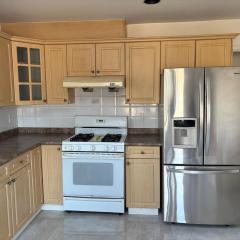 Vancouver Budget Stay- Free Parking, Fast WiFi, Near Airport & Downtown 15 Min