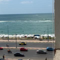 شقه فندقيه مكيفه علي البحر منطقه العصافره