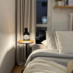 Spacious 2 bedroom Apartment in Warsaw Centre, Fast Wi-Fi, Self Check In, Family & Work Friendly