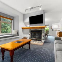 Ski In/Out 2 Bedroom CONDO w/ pool, jacuzzi, parking