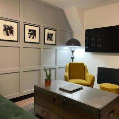 Deluxe fully Kitted 2 King Room Apt with Sofa Bed