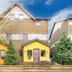 3BR Modern Townhome w Parking Near UW & Childrens Hospital