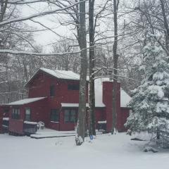 Chalet renovated Near Casino, Camelback , Kalahari 4bdrms firepit hot tub game room