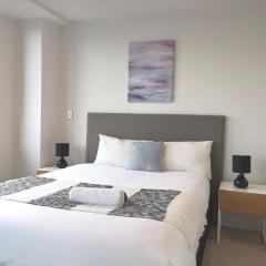 Modern 2 Bedroom Apartment 1 minute to Skytower