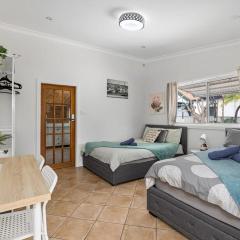 Quadruple Ensuite Room - Nearby Stations & Shops