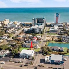 Lovely Central, Near Beach, 2 King Beds, Huge Private Yard, Deck, Patio, Firepit, & BBQ, Ocean View