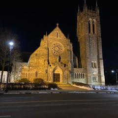 Large Bedroom with Private Bathroom step to Train &Buses in Boston