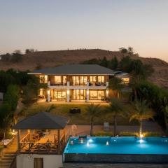 StayVista at Ridgewood Mansion with BBQ, Gazebo & Infinity Pool