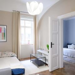 Old Town - 2BR - Living Room - Sleeps 8 - Metro 1 minute - Newly renovated