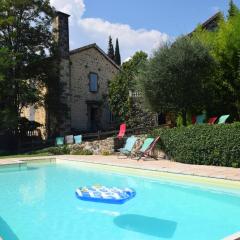 Lovely house with grass garden, shared swimmingpool, next to the river Ardèche