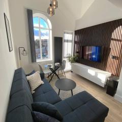 2BR Top Floor City Apt with King or Twin Beds, Free Secure Underground Parking & SkyStream TV - Central Reading, Sleeps 6