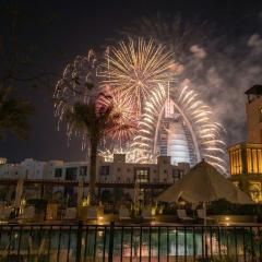 Luxury 2BR Apartment with Iconic Burj Al Arab View from the Swimming Pool