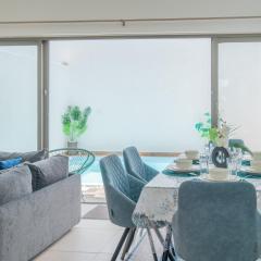 Azure 4 Bedrooms Haven Retreat: Where Tranquility Meets Turquoise Waters, Flic en Flac Mauritius