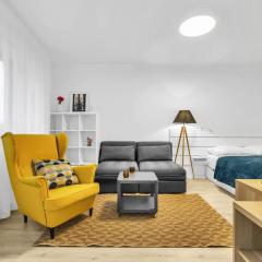 Sunny Yellow Vibes Studio - Balcony & Prime Location