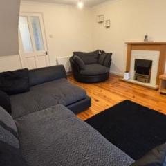 Stunning 2 Bedroom House - Free Parking and Wi-Fi