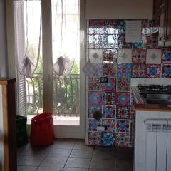 A Santy's House 1piano-no lift-raggiungibile a piedi aeroporto-fermata bus fiera di roma a 3 minuti-air condiz ed extra bed FOR A FEE A PAGAMENTO