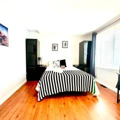 Cozy Queen room with Shared Bath near Seneca Finch 404