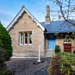 Cosy Lodge Getaway with Private Beach & Fireplace