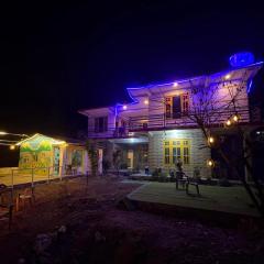 Clovee's Rooms and Cafe