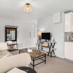 Downtown location Near the Beach Dog Friendly